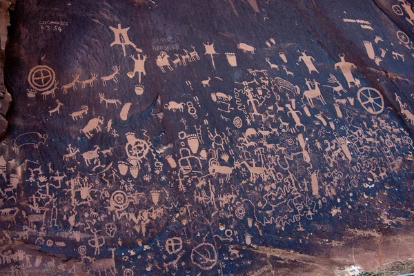 Indiánské petroglyfy, noviny rock, utah — Stock fotografie