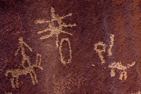Petroglyfy v novinách rock, indický creek, utah — Stock fotografie