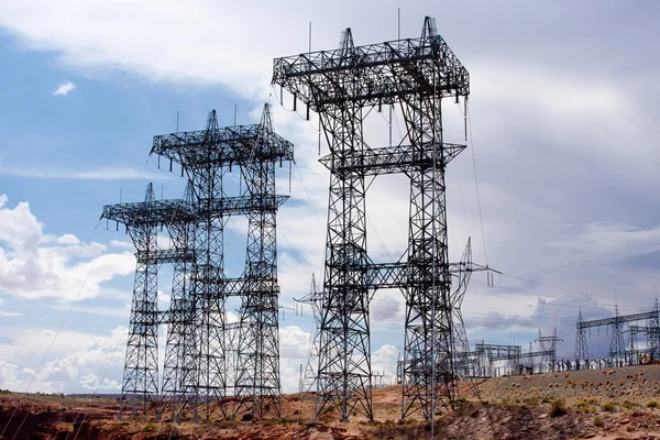 Torres de transmissão elétrica — Fotografia de Stock