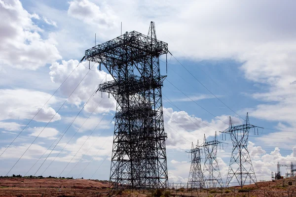 Torres de transmissão elétrica — Fotografia de Stock