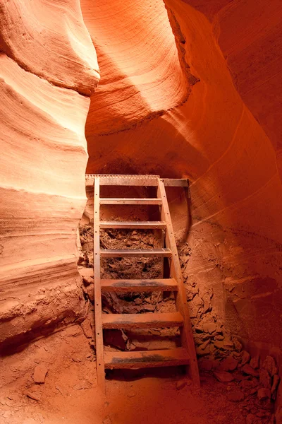 Kroky v nižších antelope canyon — Stock fotografie