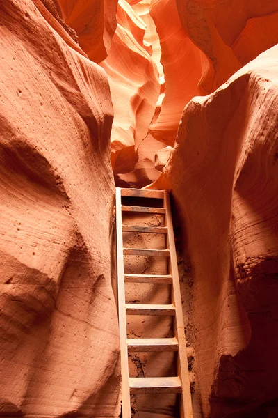 Kroky v nižších antelope canyon — Stock fotografie