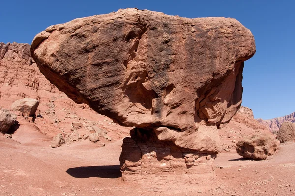 Un rocher équilibré dans l'aire récréative nationale du Glen Canyon . — Photo