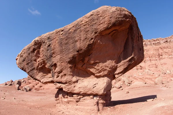 Ein ausgewogener Felsen, auf dem Weg zur Fähre — Stockfoto