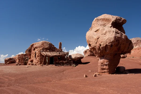 Viviendas de acantilados nativos americanos y roca equilibrada — Foto de Stock