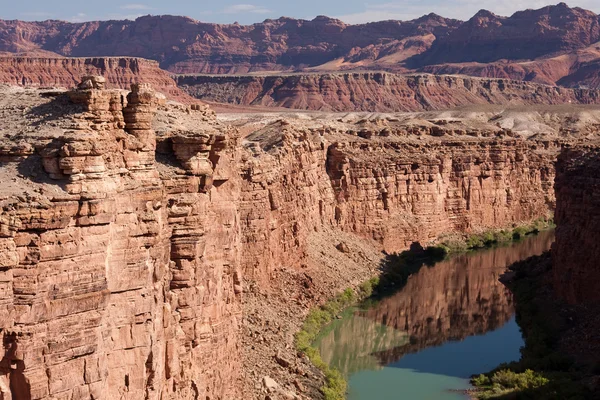 Colorado Nehri grand kanyonun dibinde — Stok fotoğraf