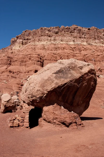 Kunyhó alatt kiegyensúlyozott rock - szikla lakók, az — Stock Fotó
