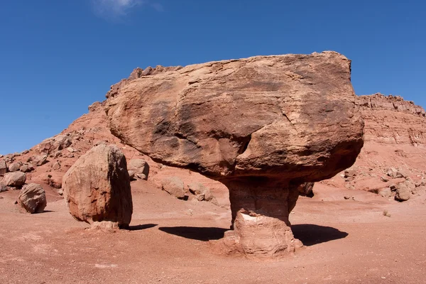 Uma rocha equilibrada no Glen Canyon National Recreation Area — Fotografia de Stock