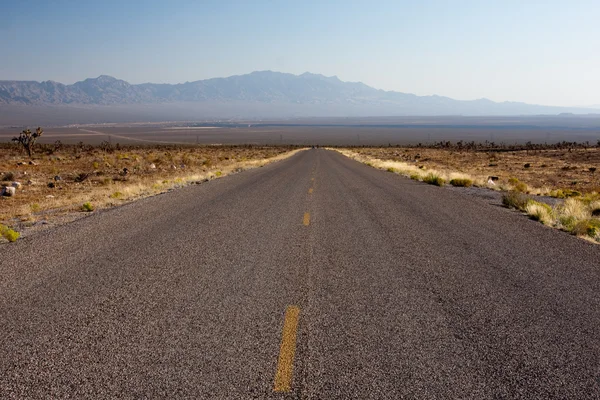 Desert highway — Stockfoto