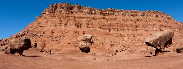 Dengeli kaya vermillion kayalıklardan aşağı — Stok fotoğraf