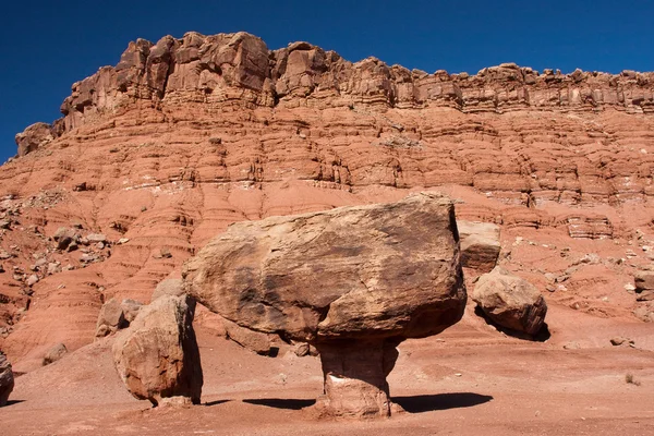 Zrównoważony rock w strefie rekreacyjnej krajowych glen canyon, arizona — Zdjęcie stockowe