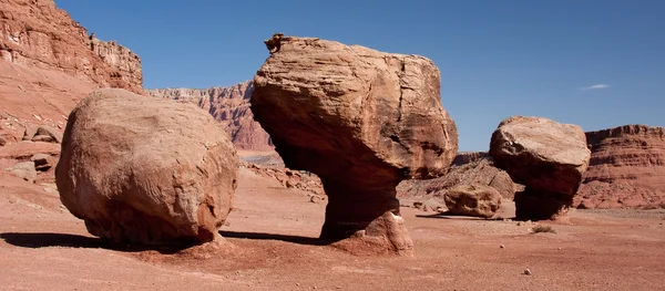 Rochas equilibradas na área de recreação nacional de Glen Canyon, Arizona — Fotografia de Stock