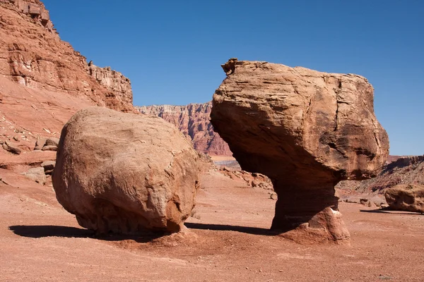 Vyvážený rock v glen canyon Národní rekreační oblasti, arizona — Stock fotografie