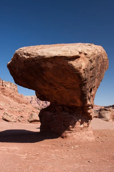 Un rocher équilibré dans la Glen Canyon National Recreation Area, Arizona — Photo
