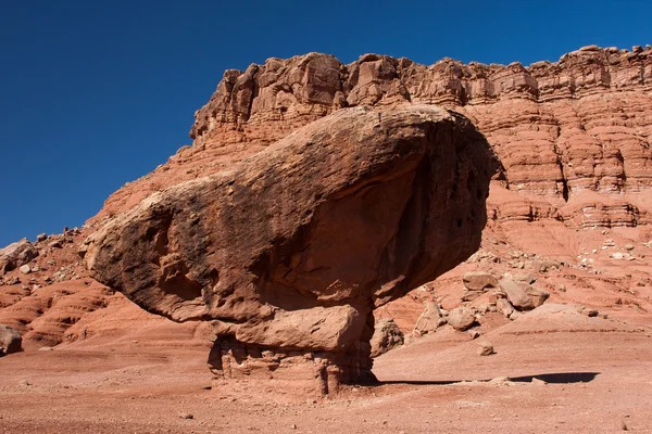 Un rocher équilibré sous les falaises Vermillion — Photo