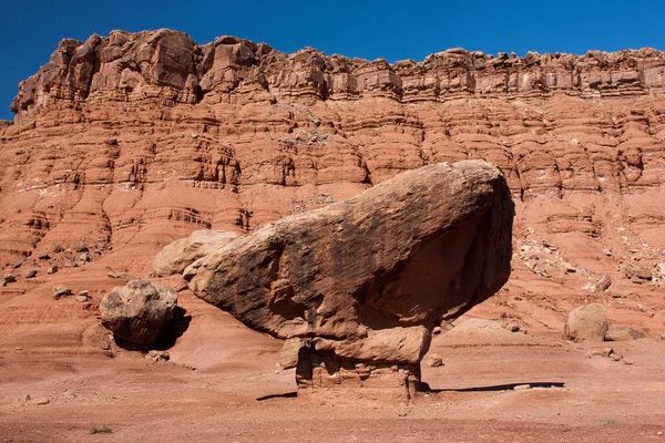 Trajekt vyvážený kámen na cestě k kalů — Stock fotografie