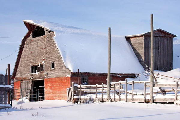 Antiguo granero rojo en invierno — Foto de Stock