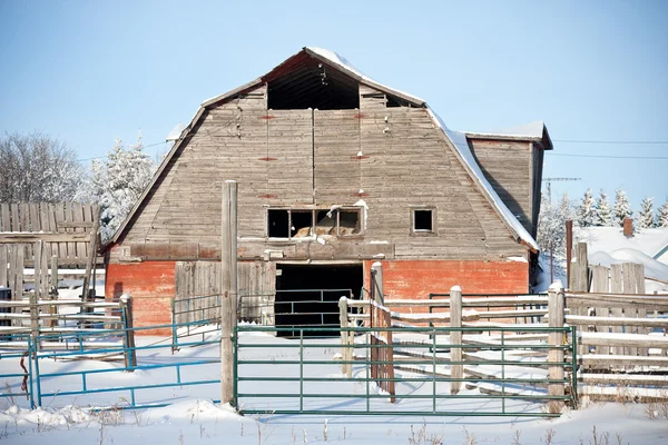 冬の古い赤納屋 — ストック写真