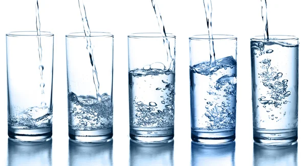 Hälla vatten i ett glas samling isolerade — Stockfoto