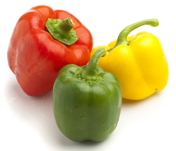 在白色背景上的绿色 红色和黄色辣椒 — 图库照片