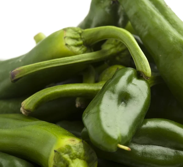 Grüne Paprika Stapeln Sich Auf Weißem Hintergrund — Stockfoto