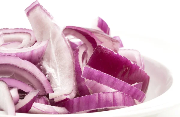 Tranches Oignon Violet Sur Une Assiette Sur Blanc — Photo