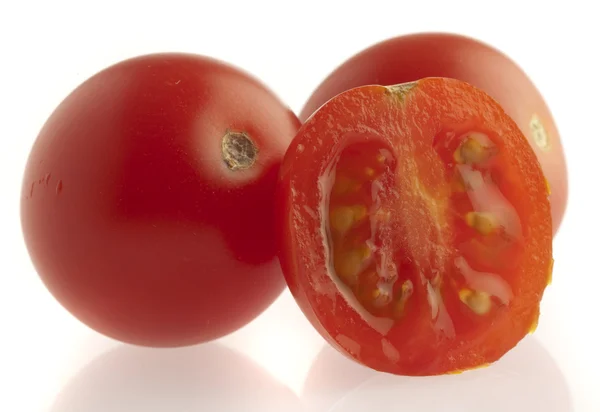 樱桃西红柿片白色背景上 — 图库照片