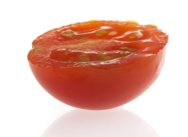 Tomatenkirsche Scheiben Geschnitten Isoliert Auf Weißem Hintergrund — Stockfoto