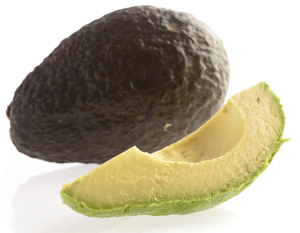 Avocado Segmenten Geïsoleerd Een Witte Achtergrond — Stockfoto