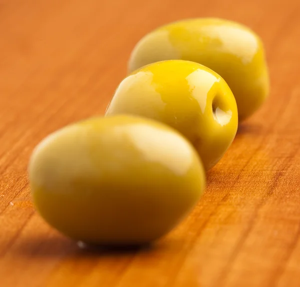 Green Olives Wooden Surface Closeup — Stock Photo, Image