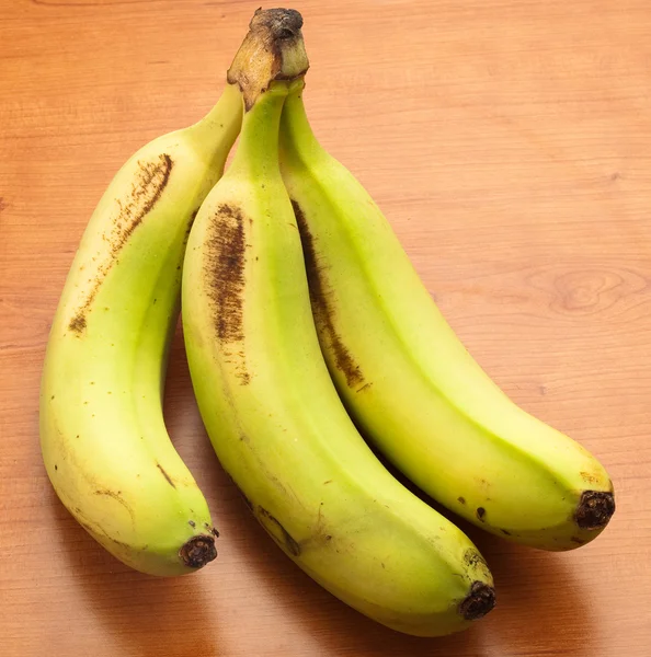 Банановая Связка Деревянном Столе Крупным Планом — стоковое фото