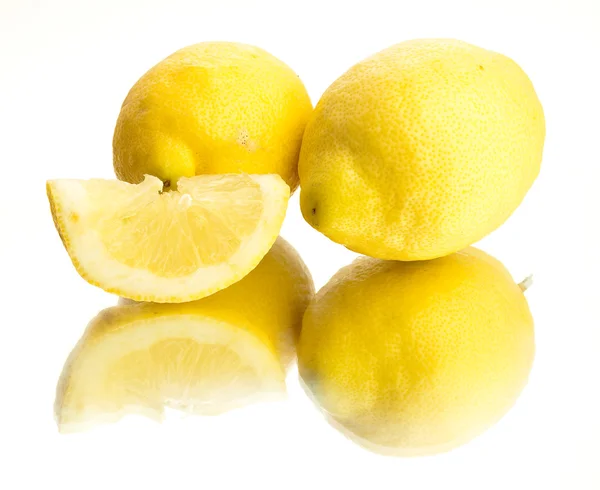 在白色背景上被隔离的柠檬 — 图库照片
