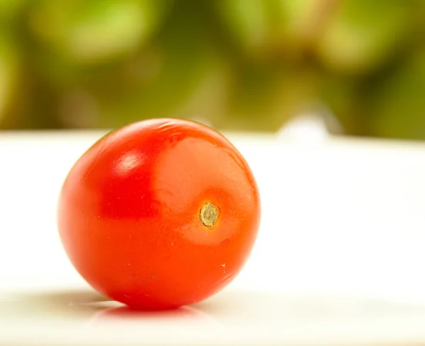 Tomate Rouge Isolée Sur Une Table Blanche — Photo