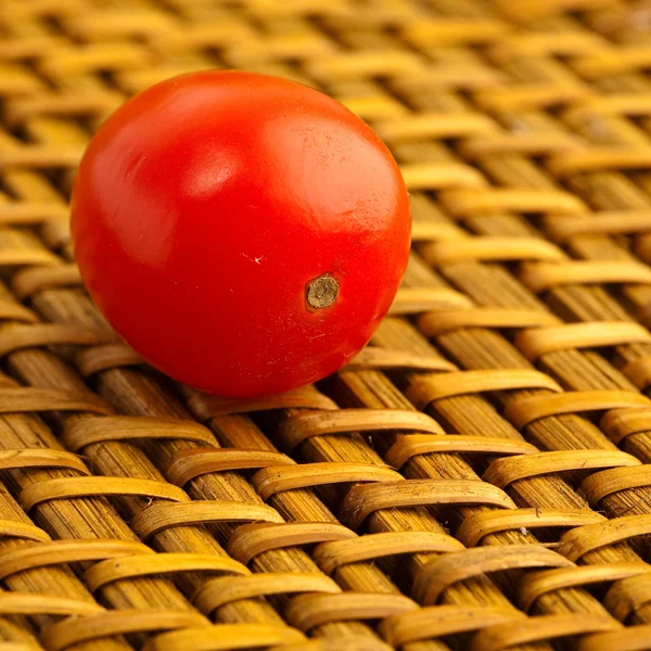 Tomat på wicker — Stockfoto