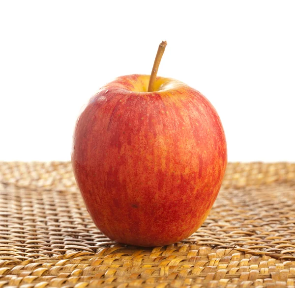 籐で隔離赤いリンゴ — ストック写真