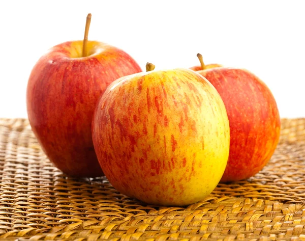Äpple på wicker — Stockfoto