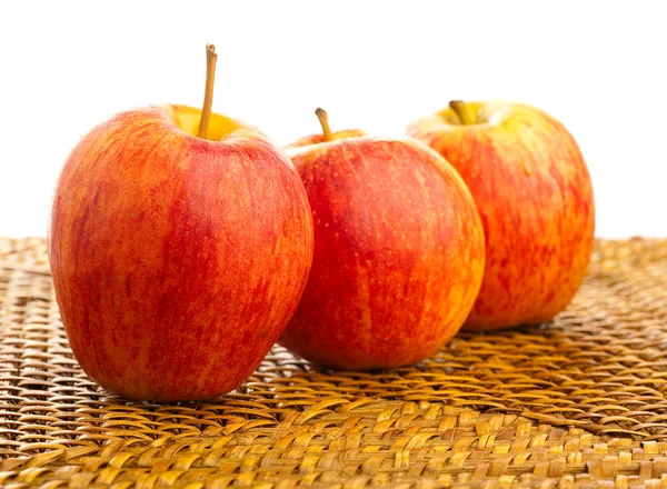 Hasır üzerinde elma — Stok fotoğraf