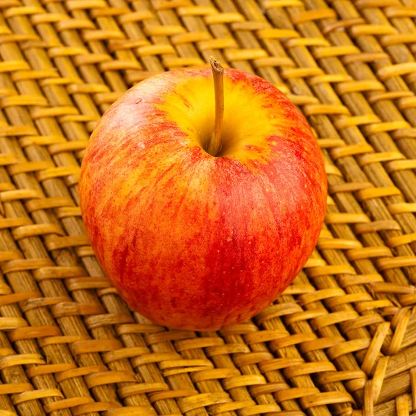 Roter Apfel auf Korbweide — Stockfoto
