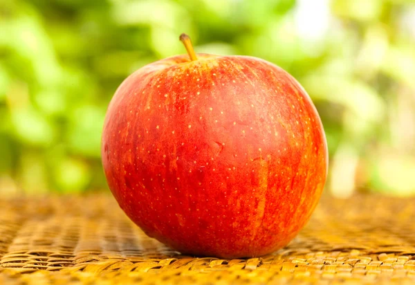 Manzana en mimbre — Foto de Stock