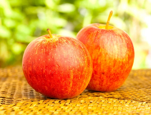 Яблоко на плетенке — стоковое фото