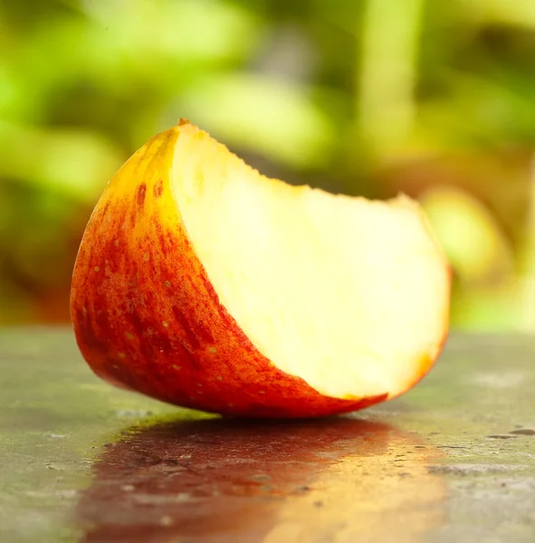 Шматочки Червоного Яблука Ізольовані Металевій Поверхні — стокове фото