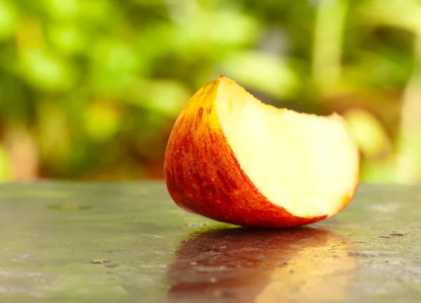 Червоне яблуко скибочки — стокове фото