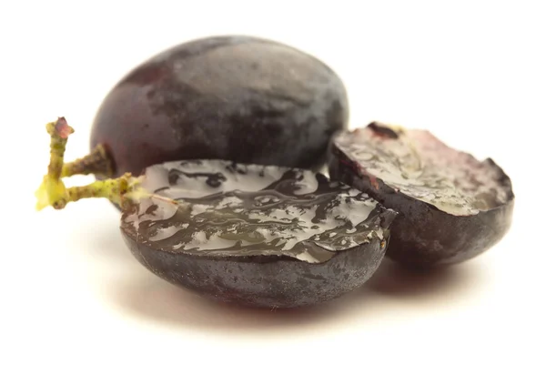 Zwart Druiven Geïsoleerd Een Witte Achtergrond — Stockfoto