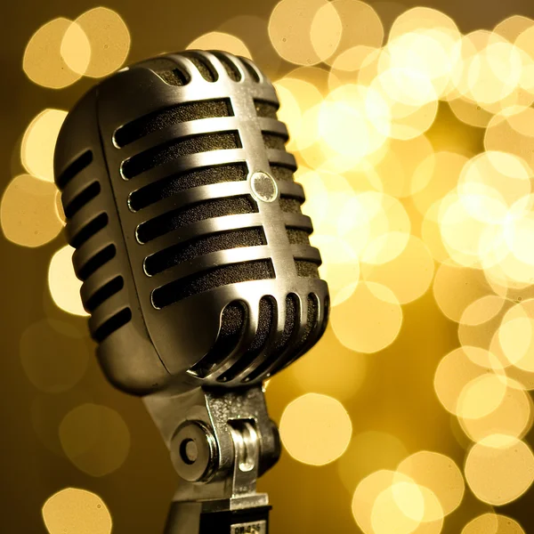 Altın arka planda vintage mikrofon — Stok fotoğraf