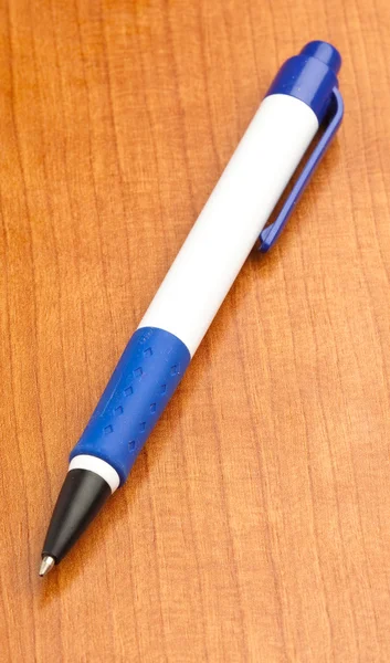 Офісна ручка на дерев'яній поверхні — стокове фото