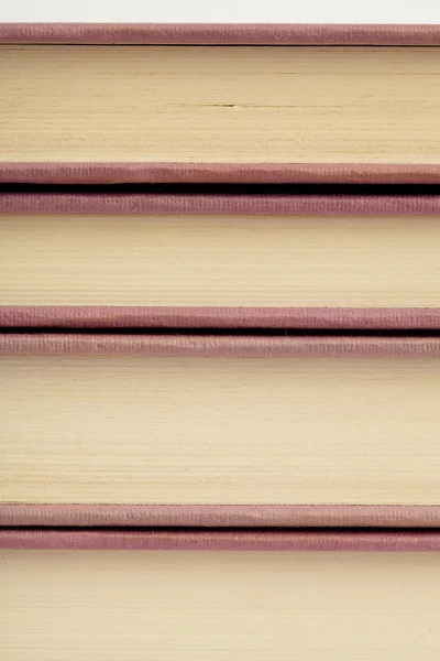 Stapel mehrfarbiger Bücher auf weißem Hintergrund — Stockfoto