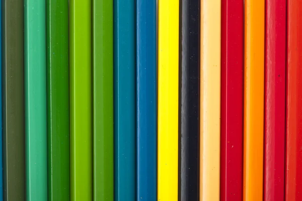 Lápices de color aislados sobre fondo blanco de cerca — Foto de Stock