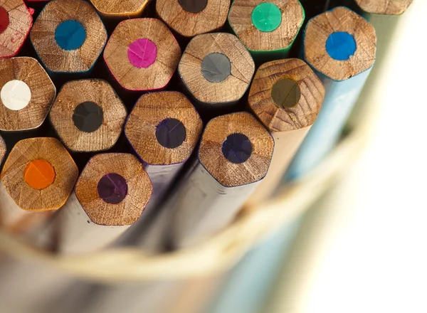 Barevné tužky v barvách duhy — Stock fotografie