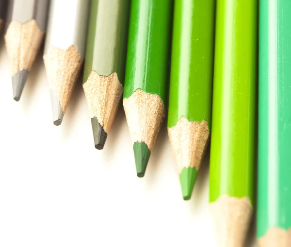Цветные карандаши в радужных цветах — стоковое фото