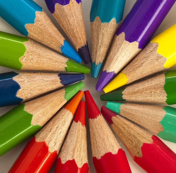 Färgpennor i regnbågens färger — Stockfoto